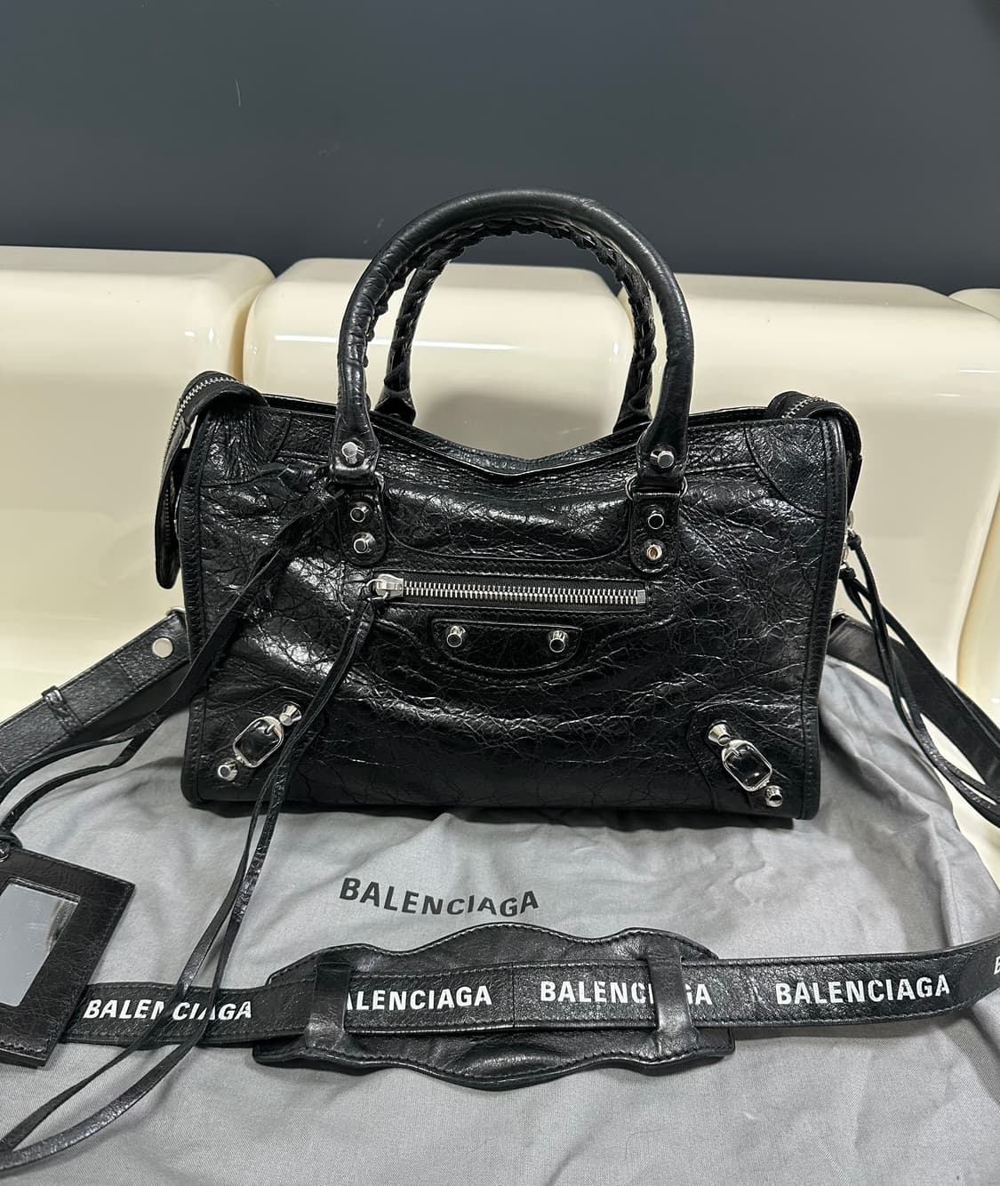 [A+ 정품] 발렌시아가 로고스트랩 시티 모터백 스몰 블랙 상품이미지8