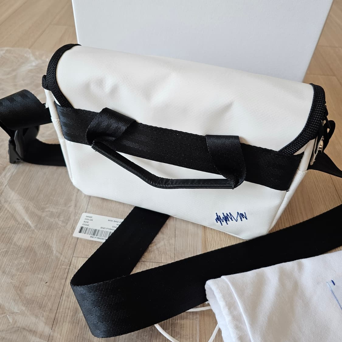 아더에러 PVC 트레이스 크로스백 109 가방 남자 여자 프라이탁재질 상품이미지3