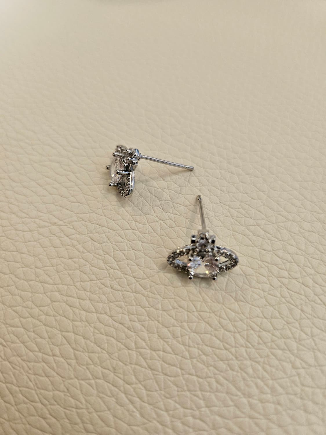 비비안웨스트우드 업사이클링 큐빅 미니 귀걸이 상품이미지2