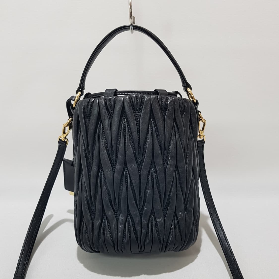 미우미우 마테라쎄 나파 레더 버킷백 5BE085 상품이미지4