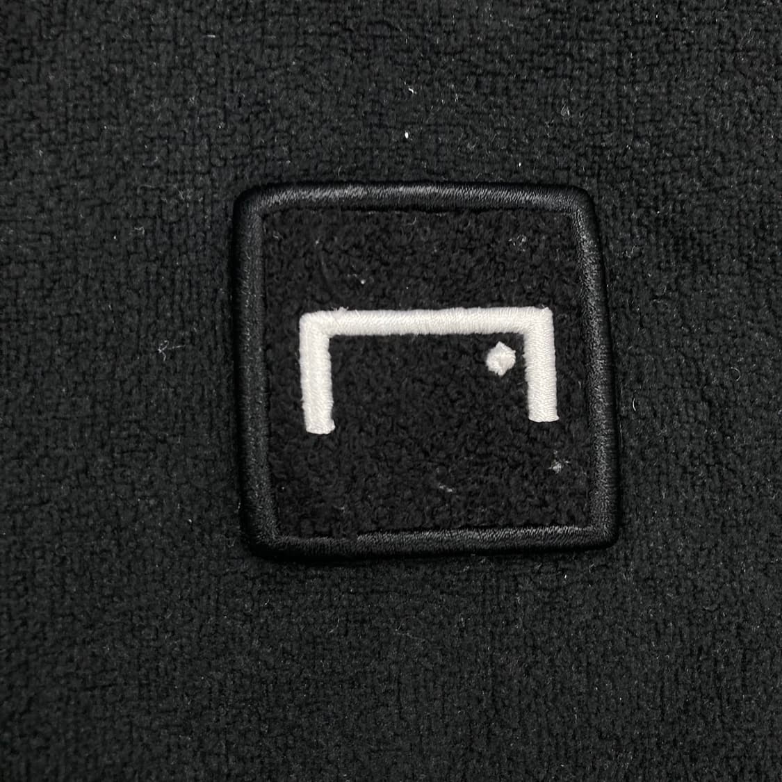 골스튜디오 블랙 컬러 스몰 로고 플리스 베스트 상품이미지2