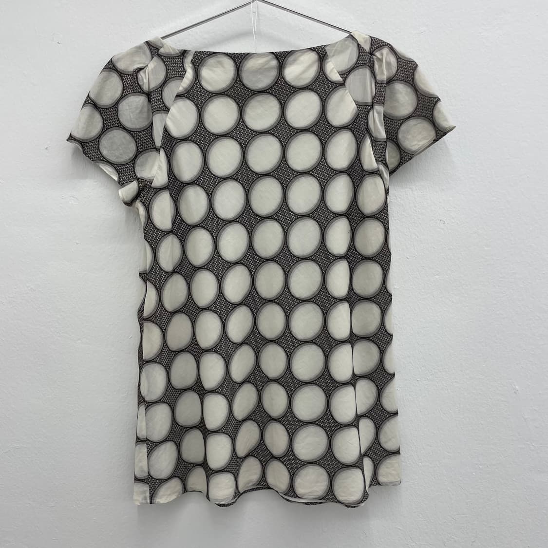 Abstract circle print cap sleeve blouse 상품이미지2