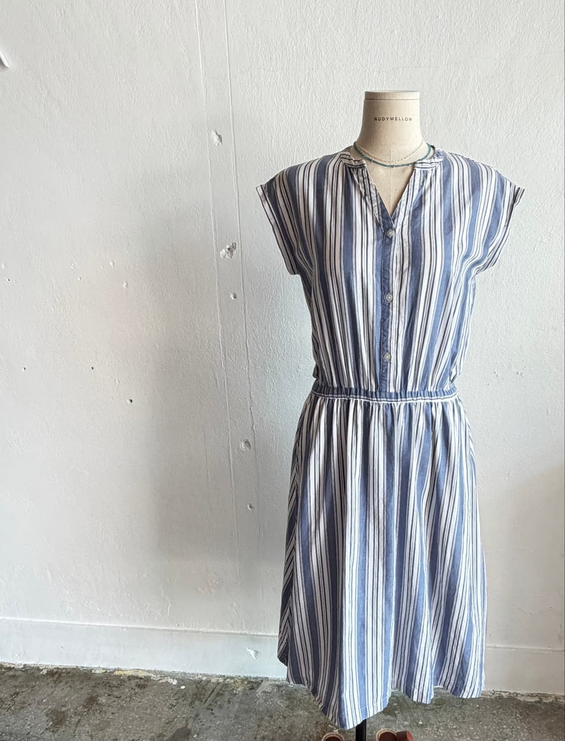 Antiqulothes V넥 블루 스트라이프 슬리브리스 원피스 상품이미지1