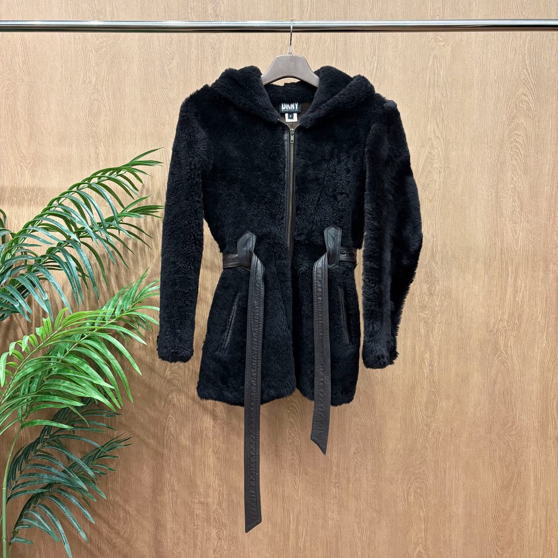 도나카란 뉴욕 후드 무스탕 양털 자켓 허리 스트랩 지퍼 포켓 디테일 블랙 상품이미지1