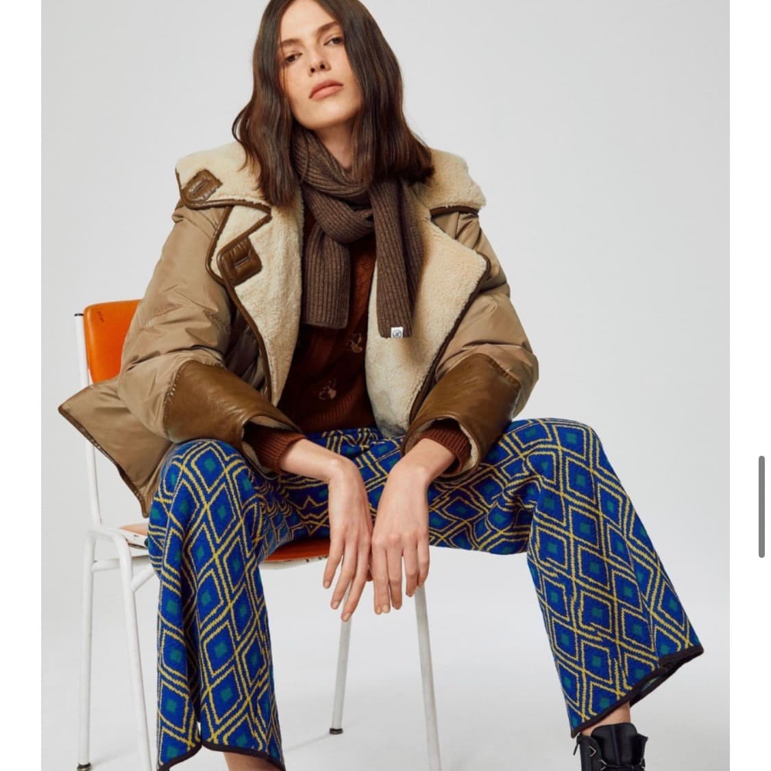 앳코너 패딩 예리 착용 상품이미지5