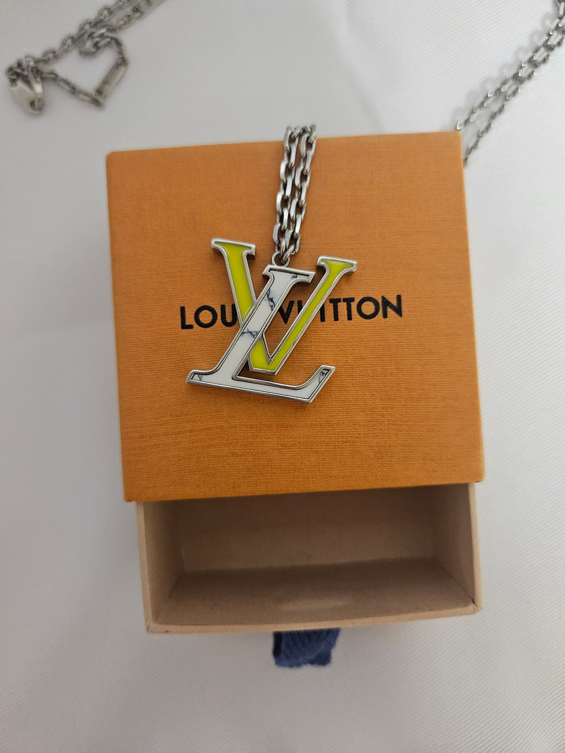 루이비통 한정판 목걸이 아이코닉 lv 상품이미지1