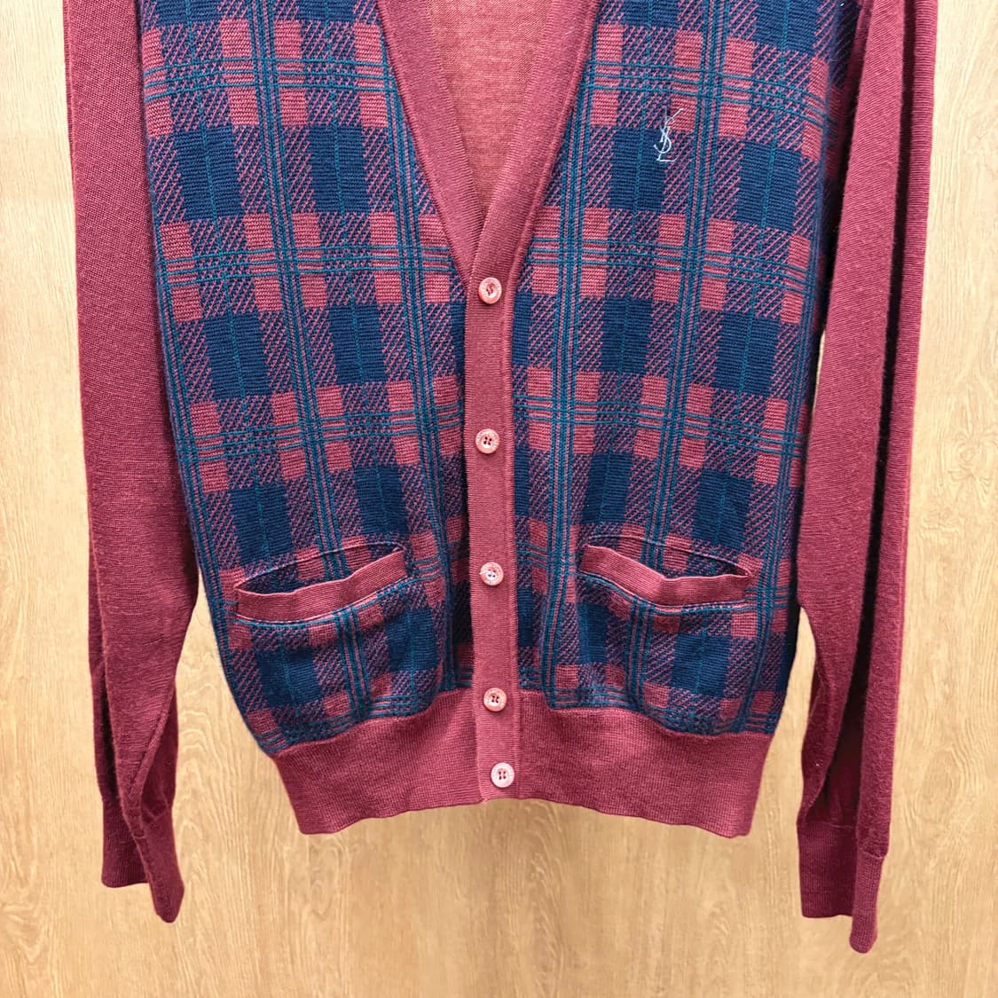 입생로랑 딥 브이넥 긴팔 가디건 네이비 체크 패턴 디테일 버건디 상품이미지5