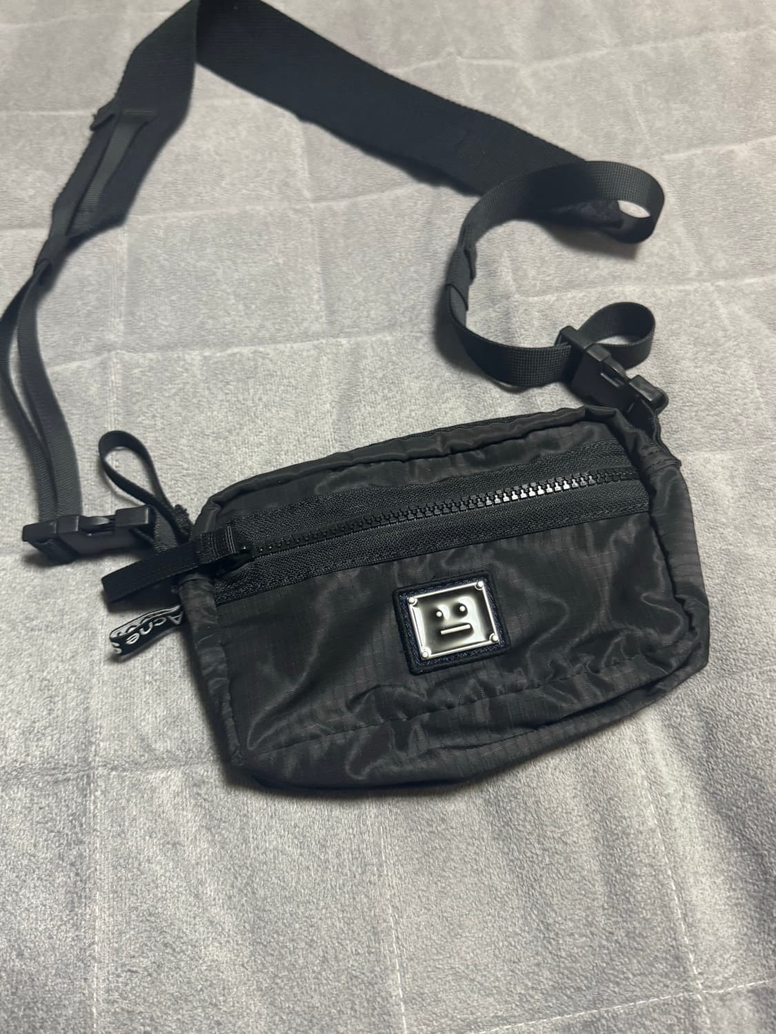 아크네 스튜디오 페이스 모티브 크로스백 상품이미지1