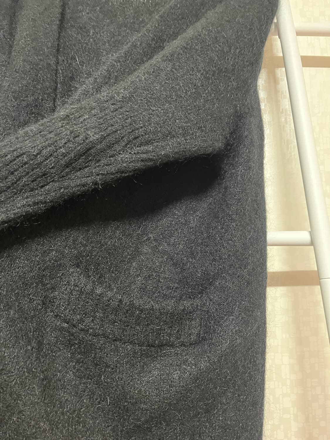 아크네 모헤어 가디건 검정 상품이미지5