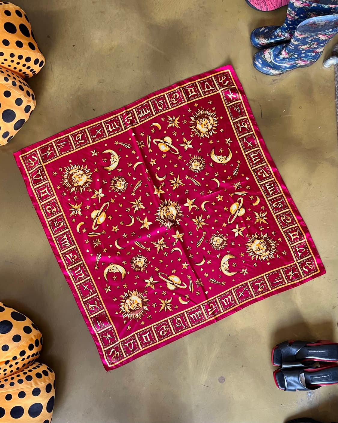 Indian Vintage Occult Pattern Silk Scarf 상품이미지5