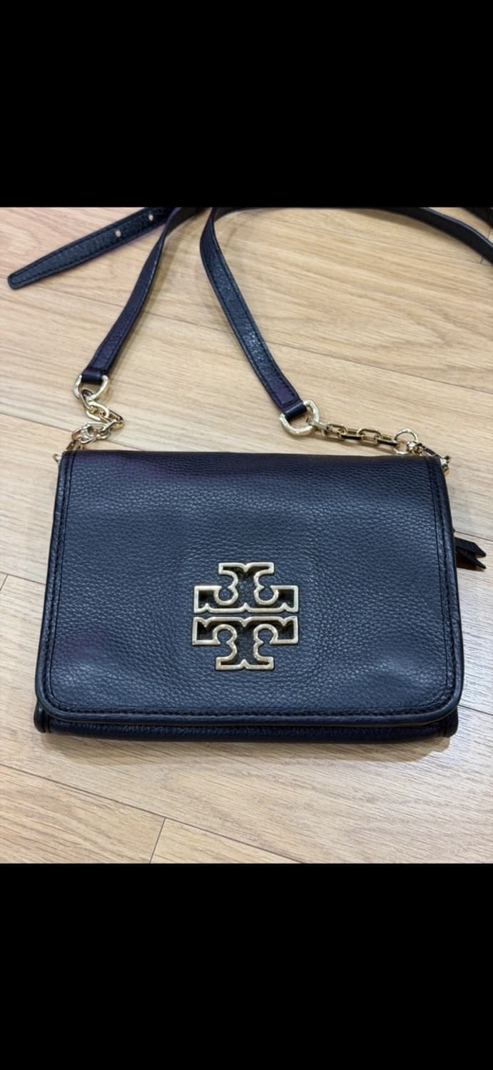 토리버치 금장로고 블랙 가죽 크로스백 상품이미지3