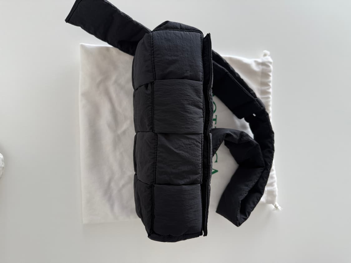 보테가 베네타 패딩 테크 카세트백 상품이미지2