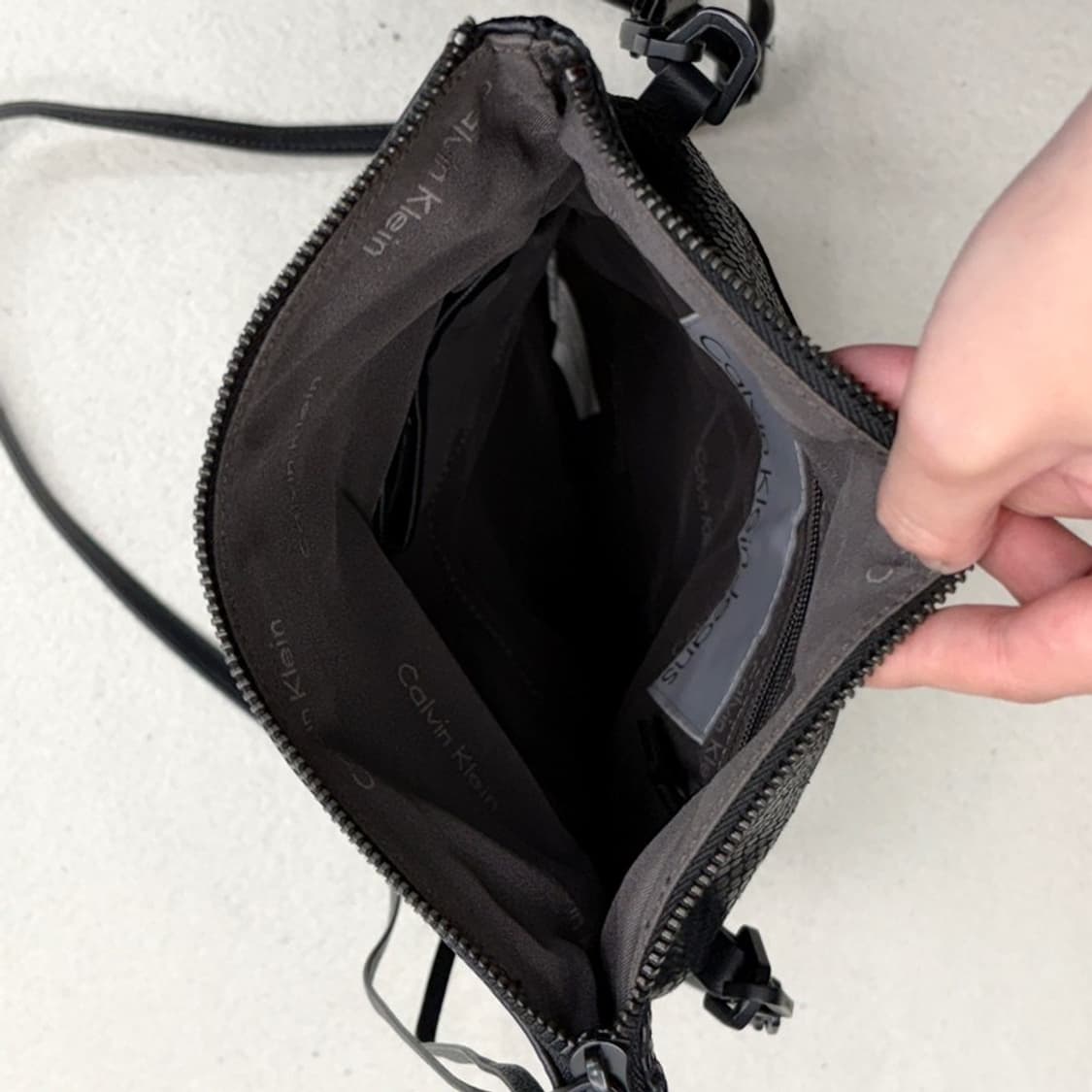 CALVIN KLEIN 뱀피 패턴 클러치 앤 크로스백 상품이미지7