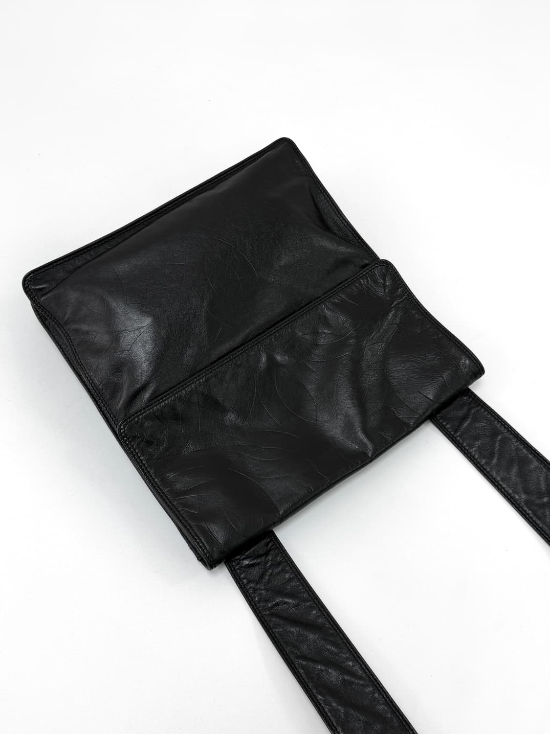 샤넬 로고 엠보스드 램스킨 크로스백 상품이미지2