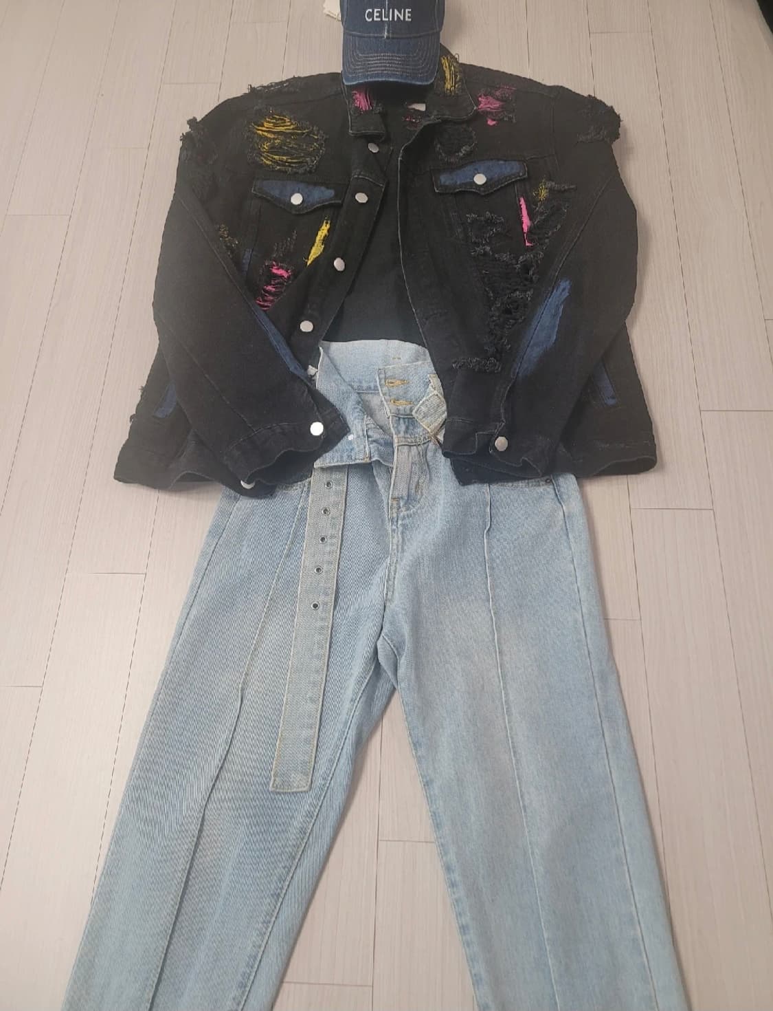 블랙 데님 자켓 (디스트로이드 & 페인트 포인트)

스트리트 무드 가득한 상품이미지1