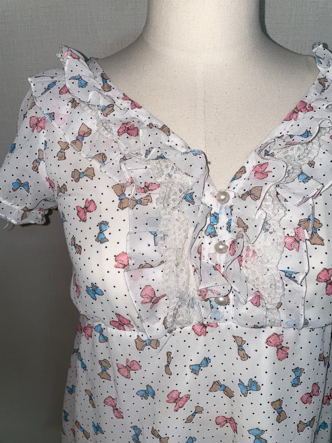 리본 도트 쉬폰 프릴 블라우스 상품이미지1