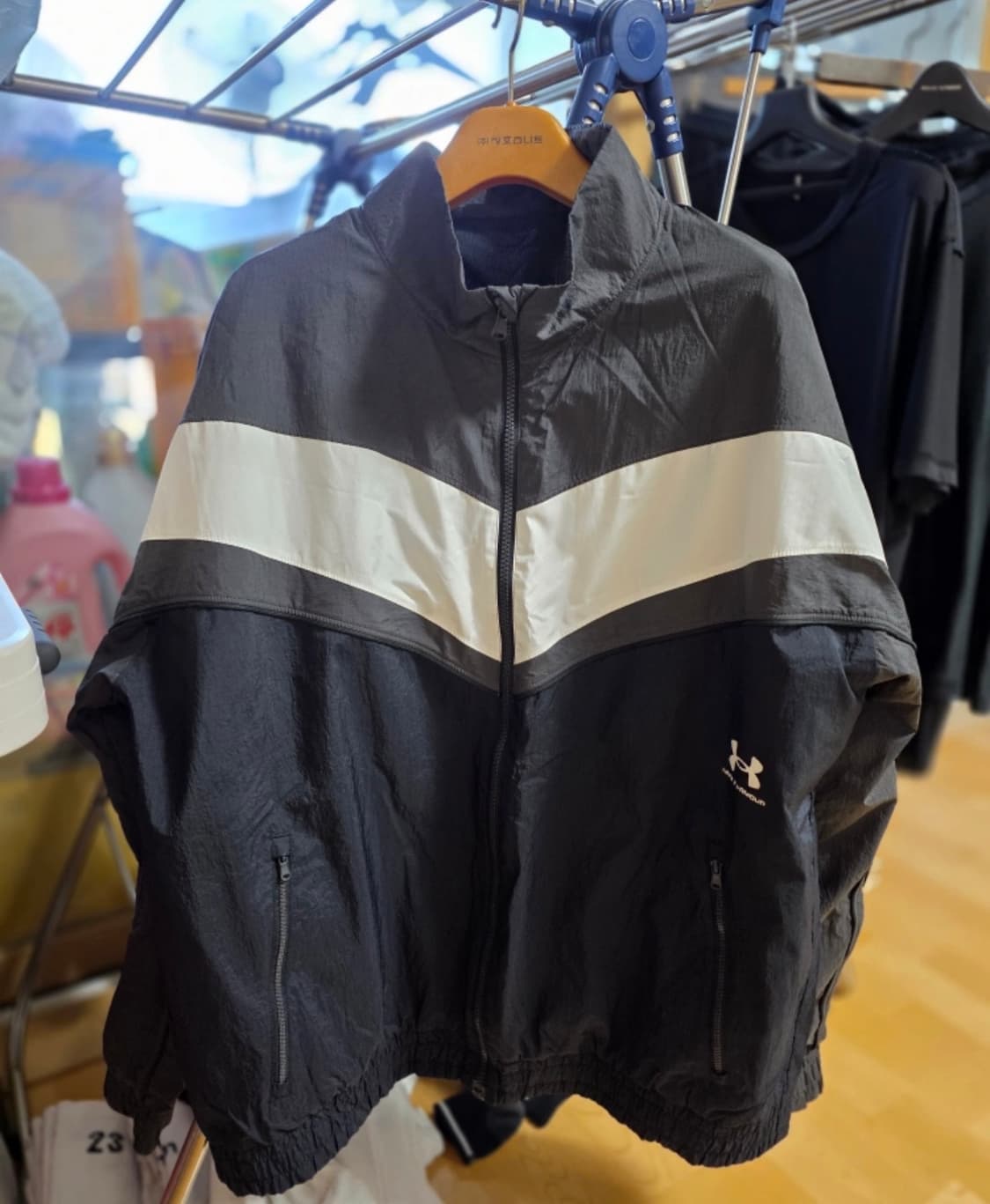 약한영웅 안수호 최현욱 언더아머 블랙/화이트 바람막이 자켓 상품이미지1