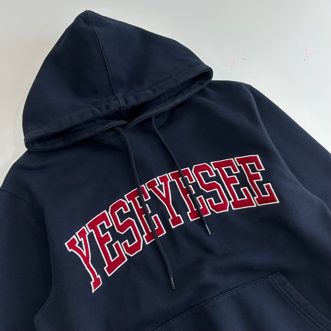 Yeseyesee 예스아이씨 레드 스펠아웃로고 네이비 후드티 상품이미지4
