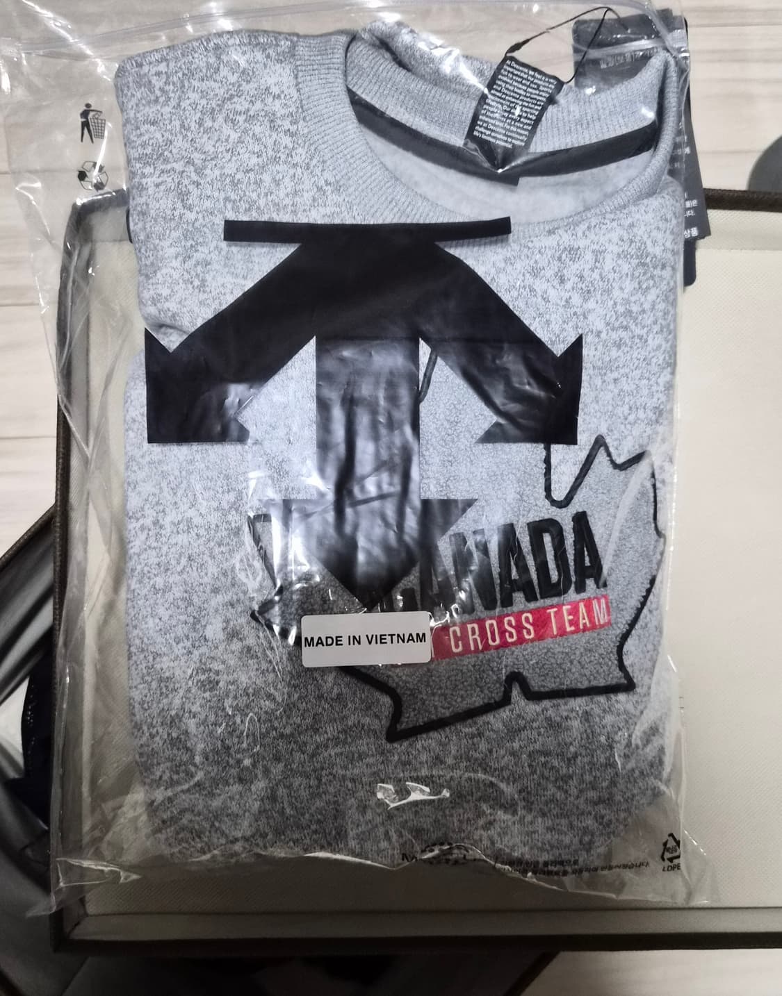 데상트 캐나다 스키크로스 와펜 사카리바 맨투맨 상품이미지1