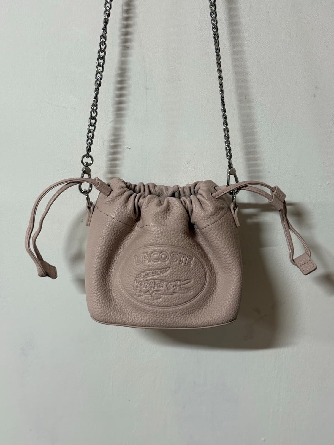 라코스테 딸기우유 엠보 로고 스트링 미니 체인백 상품이미지5