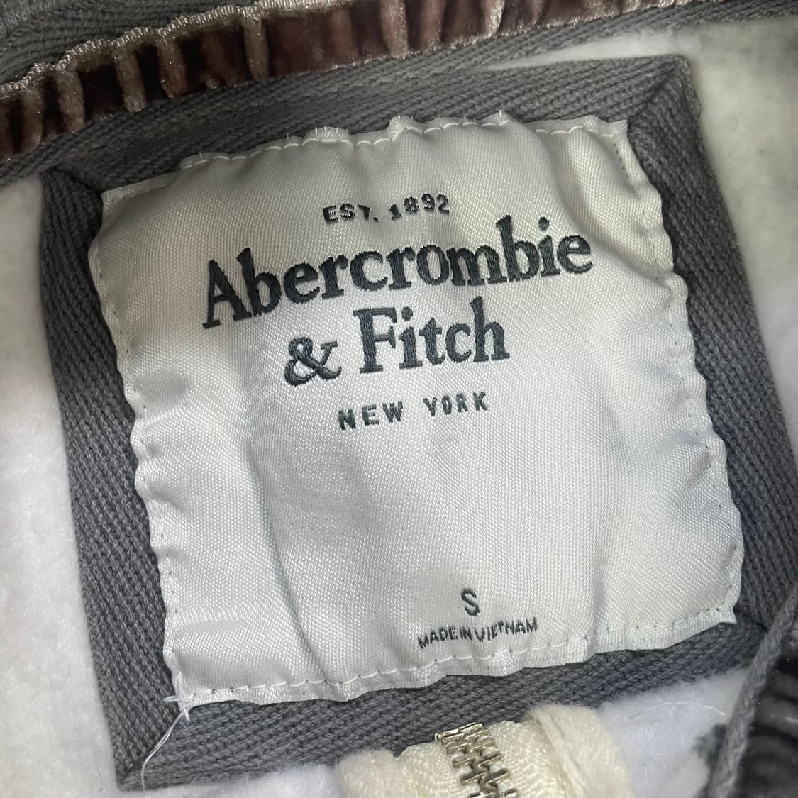 아베크롬비 스펠 로고 후드집업 화이트 상품이미지3