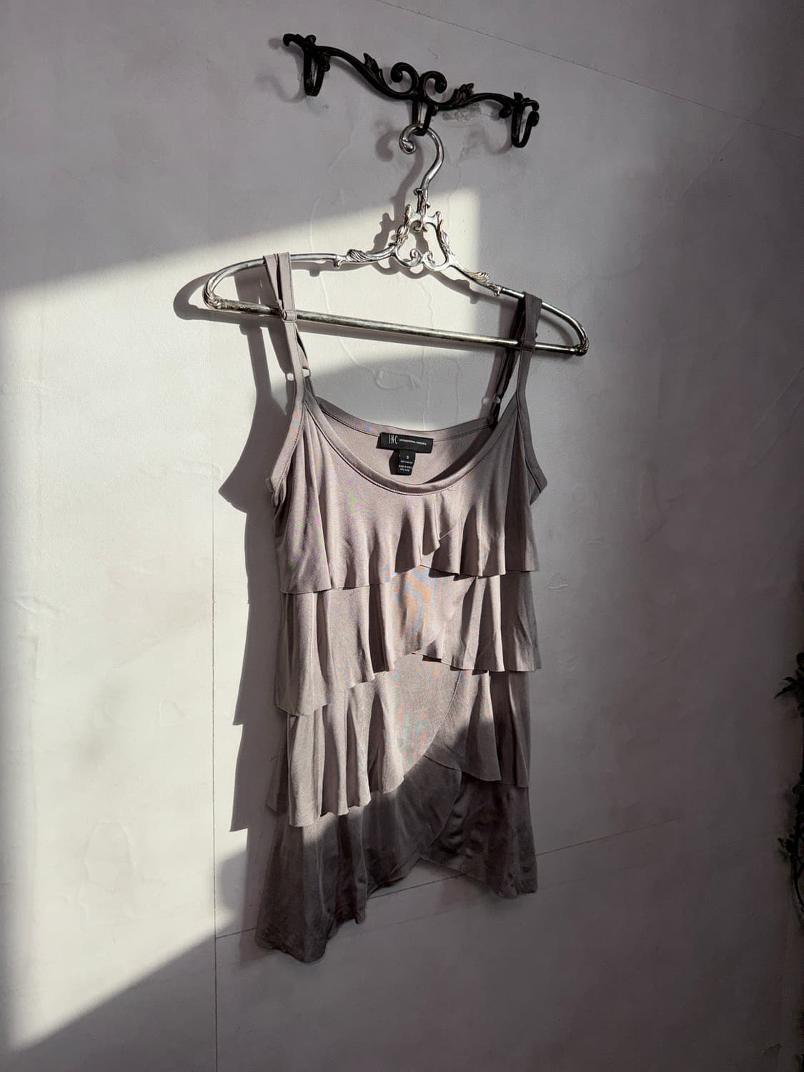 Gray satin ruffle layered sleeveless  상품이미지3