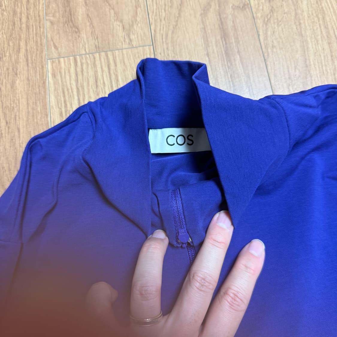 COS 슬림핏 모크넥 탑 퍼플 S사이즈 상품이미지4