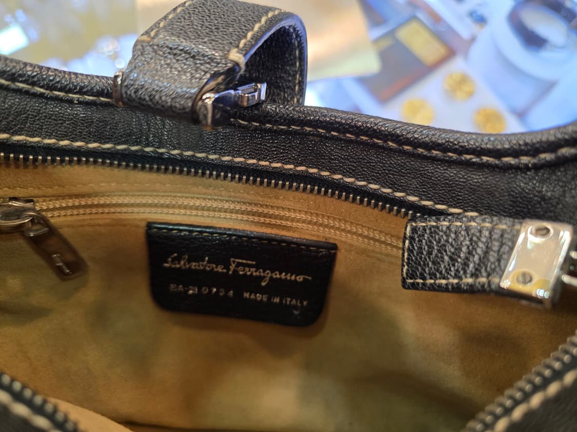 살바토레 페라가모Salvatore Ferragamo의 블랙 가죽 숄더백 상품이미지3