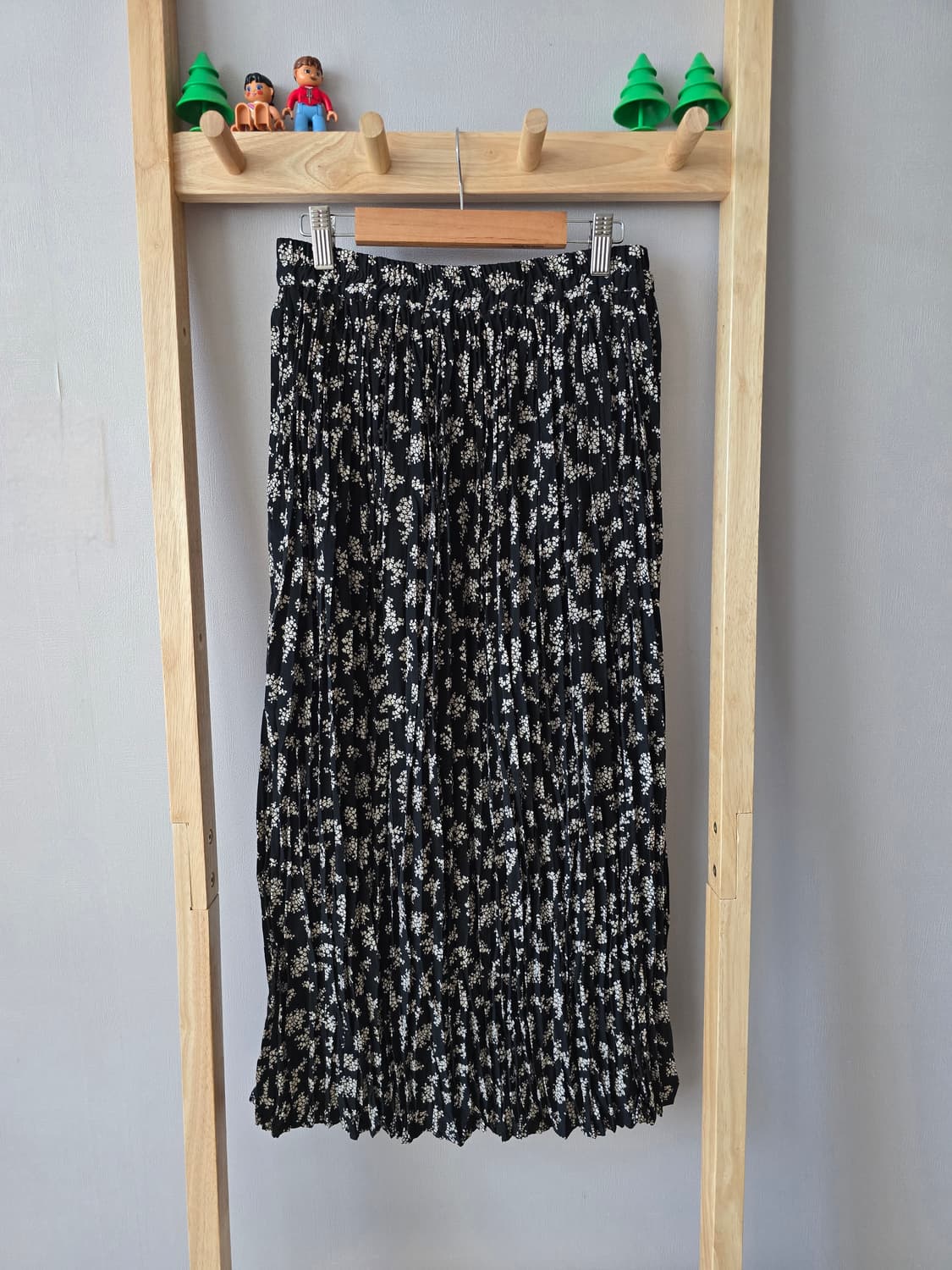 DISCOAT 블랙 잔꽃 플리츠 롱스커트 상품이미지5