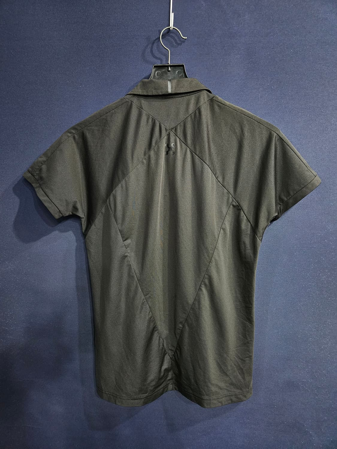 데상트 블랙차콜 남성 슬림핏 100 골프 반집업 카라반팔티  상품이미지2