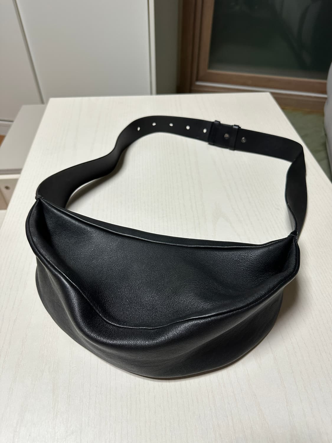 코스 레더 바디 숄더백 상품이미지1