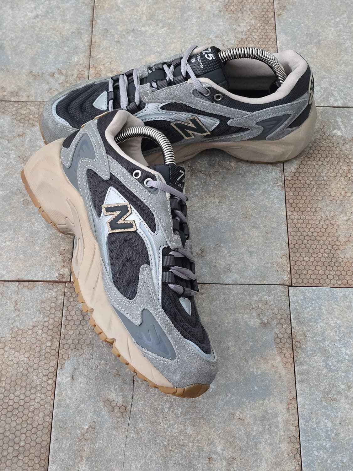 (230)뉴발란스 725 다크 그레이 검 상품이미지4