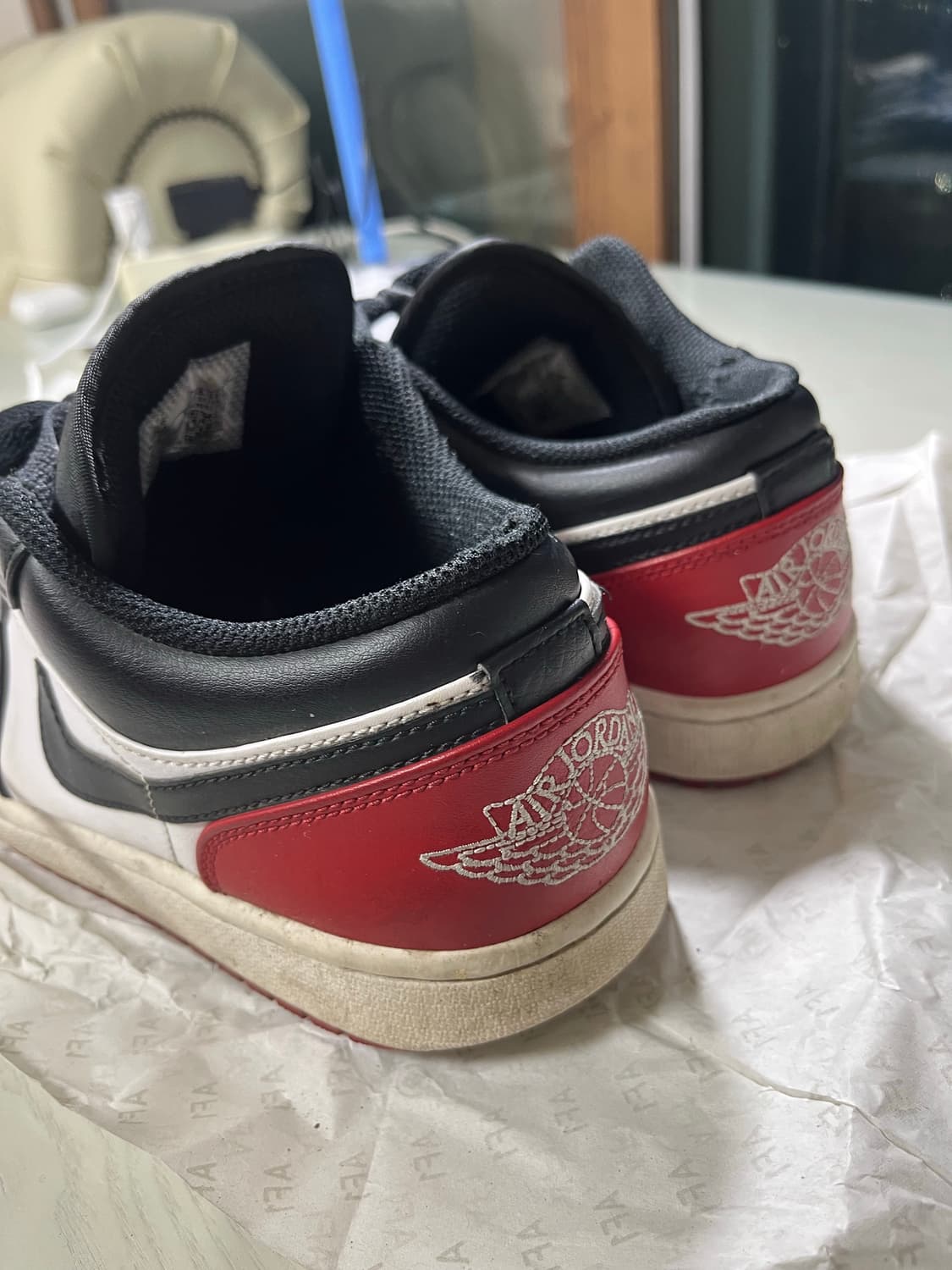 나이키 조던 1 로우 화이트 바시티 레드  상품이미지4