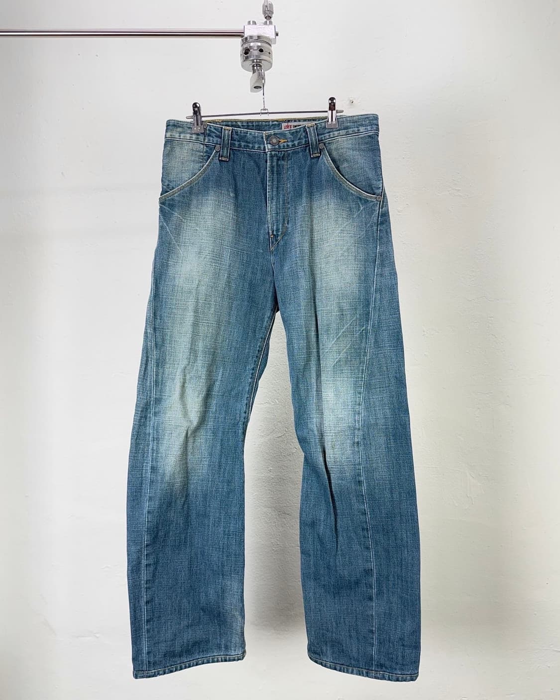 리바이스 엔지니어드 레그 트위스트 블루 데님 팬츠 상품이미지1