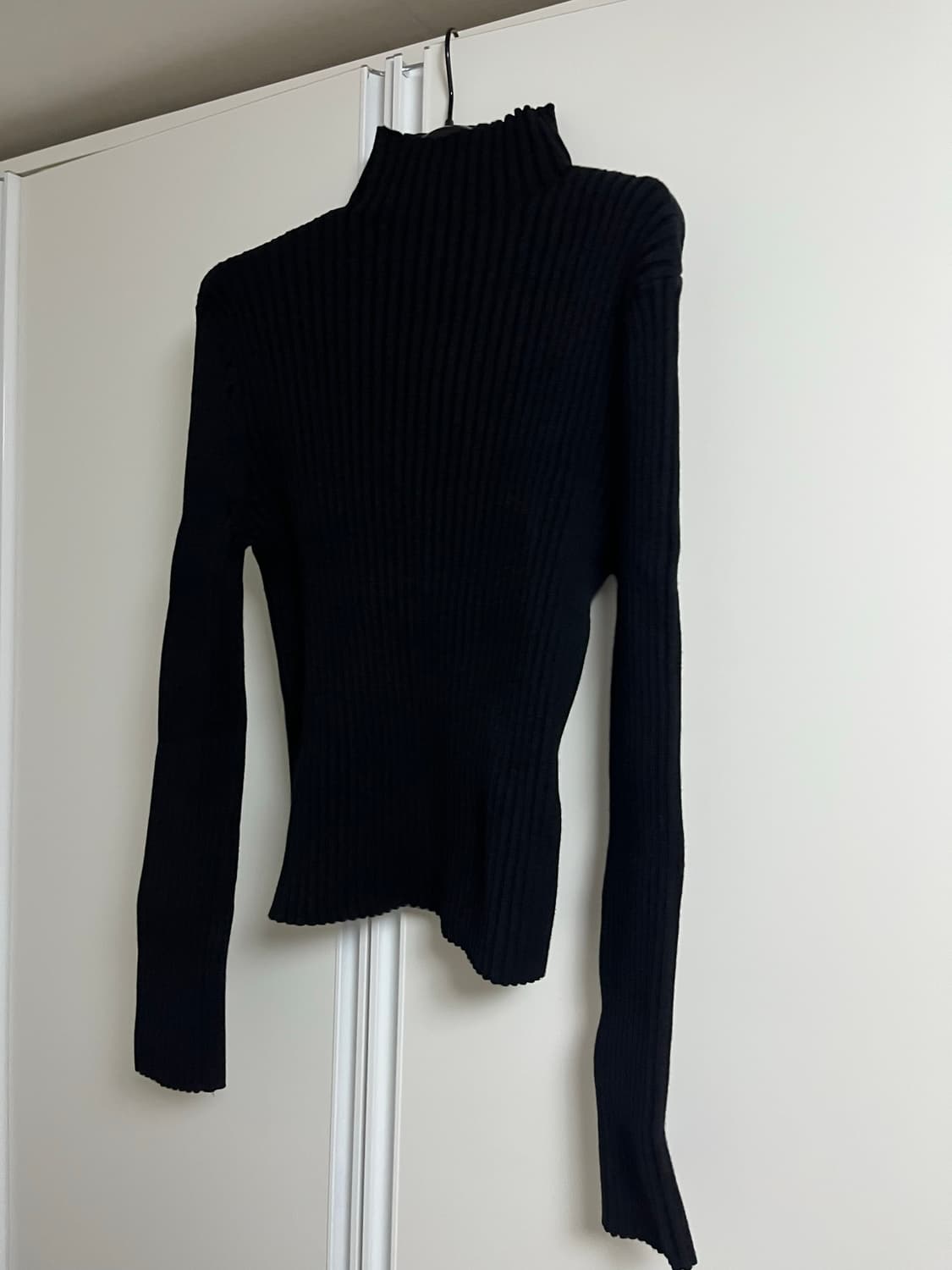 아모멘토 amomento 블랙 터틀넥 1  상품이미지2