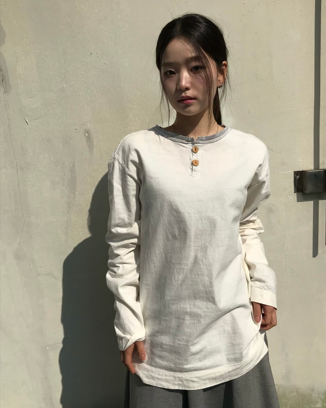 아이보리 버튼 헨리넥 롱슬리브  상품이미지1