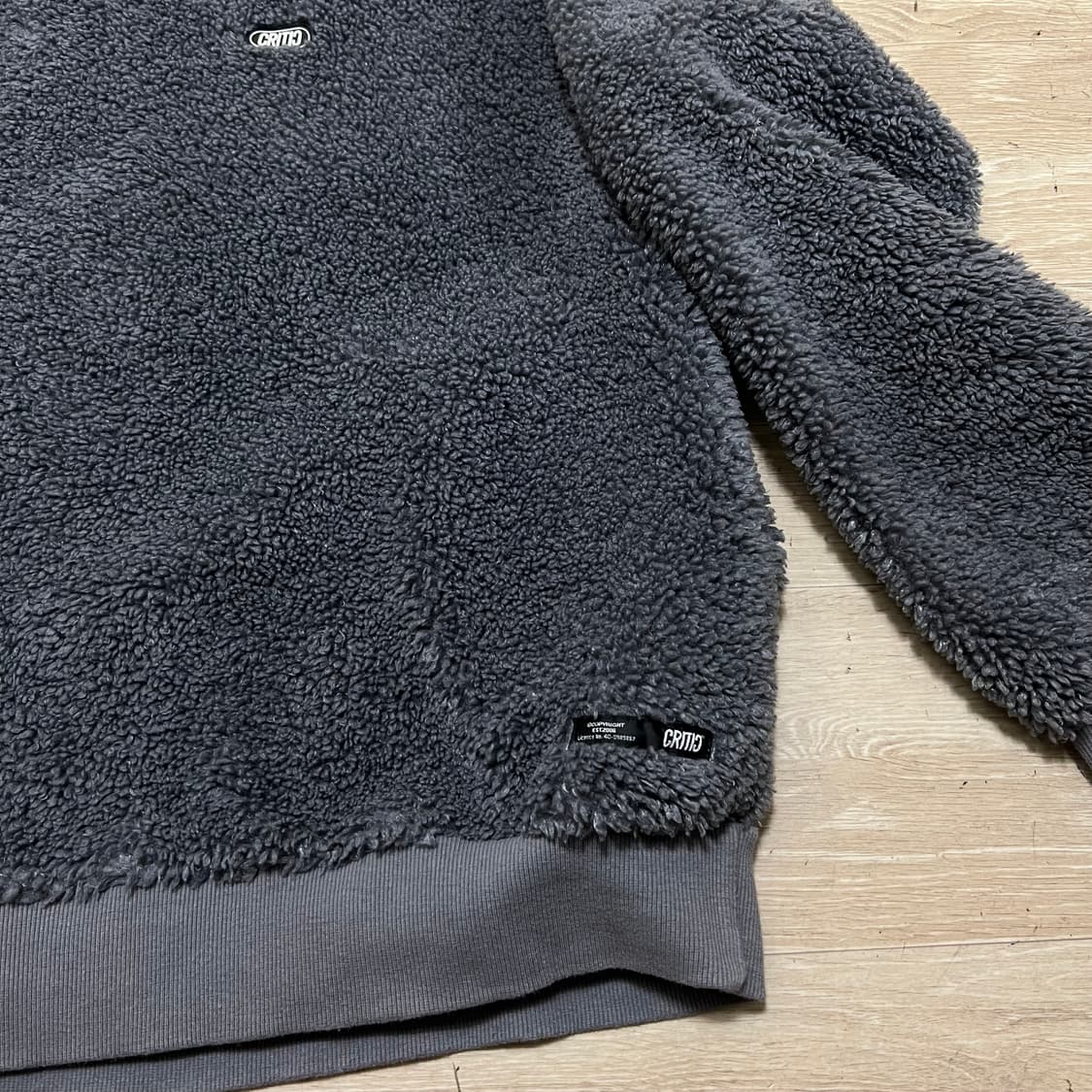 크리틱 로고 와펜 뽀글이 크루넥 웜업 맨투맨[차콜] XL/105 상품이미지6