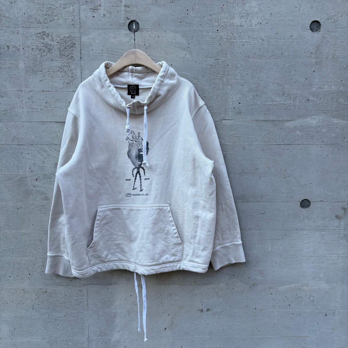 브레인데드 모크넥 오프화이트 스웻셔츠 상품이미지2