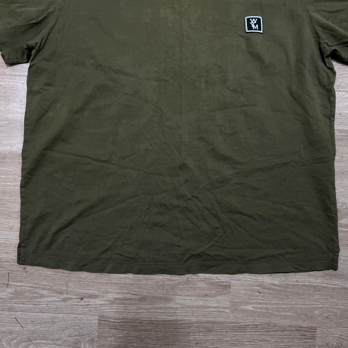 우영미 스퀘어 자수 로고 와펜 반팔티셔츠 [카키] 48 상품이미지3