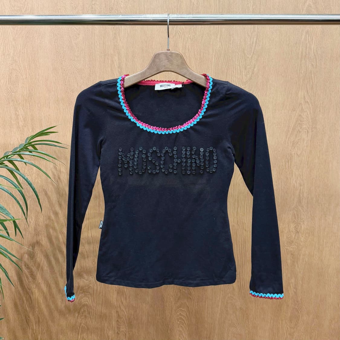 모스키노 진스 롱슬리브 티셔츠 넥 소매 배색 라인 버튼 로고 디테일 블랙 상품이미지1