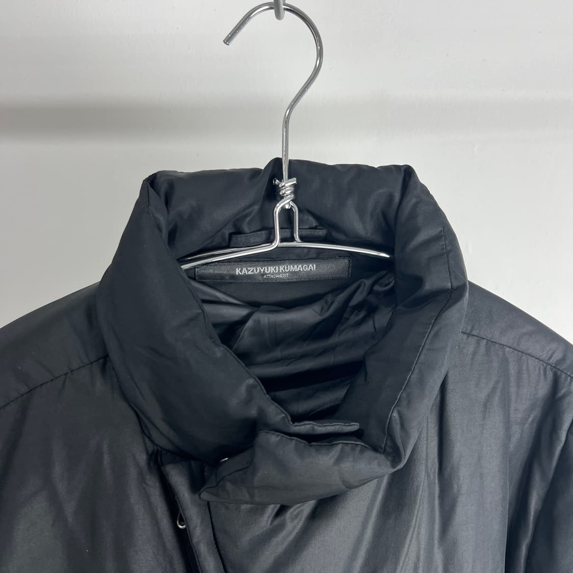 카즈유키 쿠마가이 어태치먼트 사선 집업 다운 자켓 블랙 상품이미지6