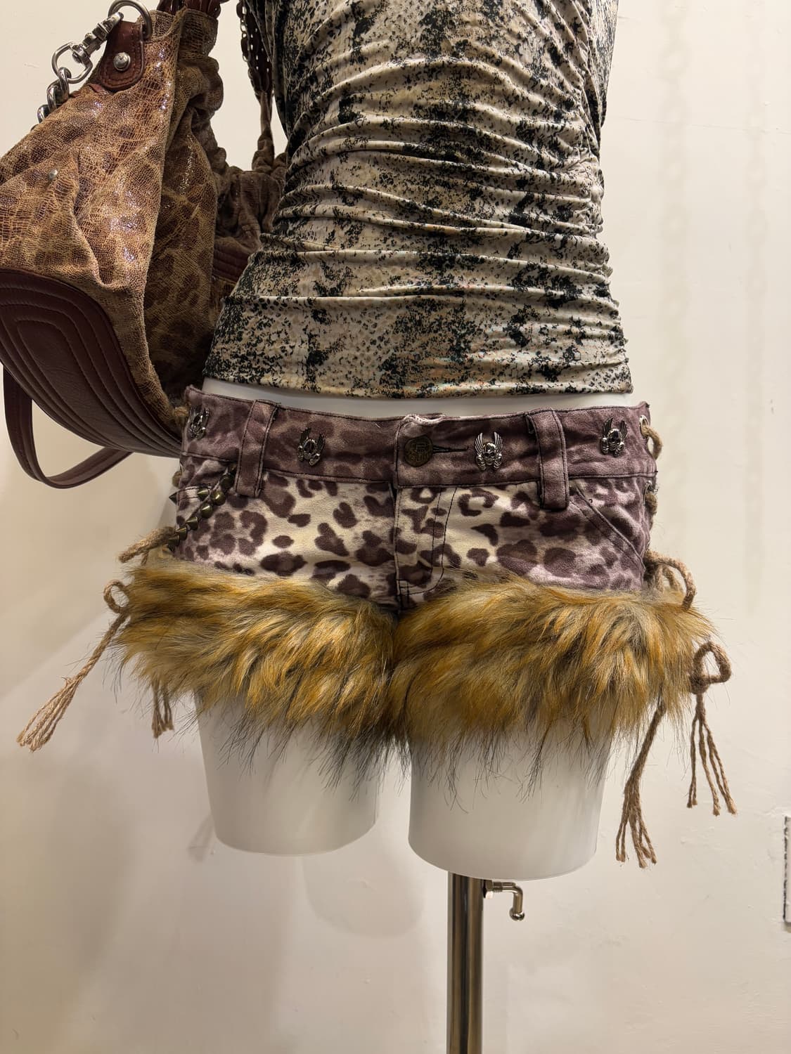 레오파드 스컬 스터드 스웨이드 아일렛 퍼 숏팬츠 갸루 y2k 상품이미지1