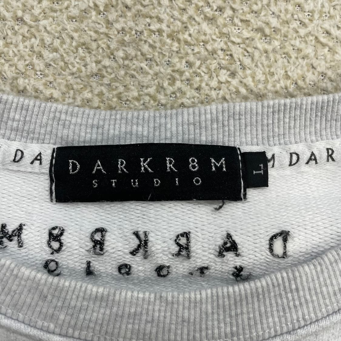 다크룸 스튜디오 베이직 로고 맨투맨 라이트 그레이 상품이미지4