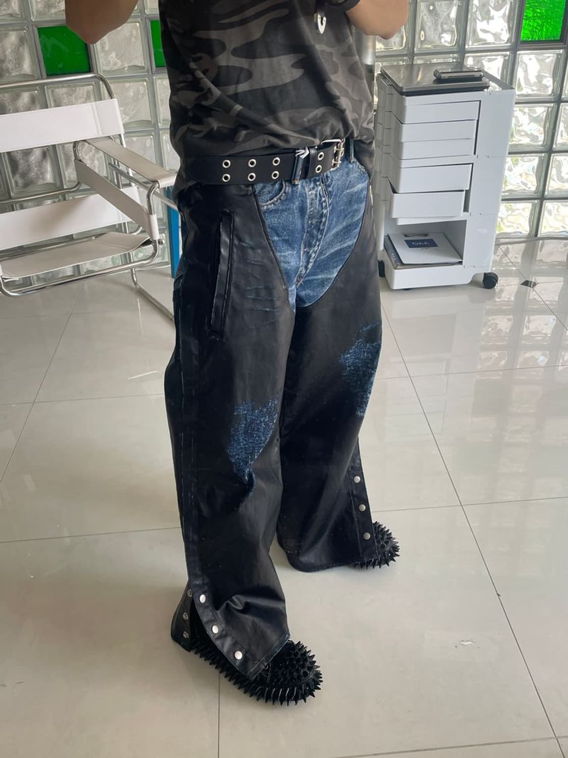 COATING DENIM 가죽 코팅 데님 채프스 팬츠 상품이미지9