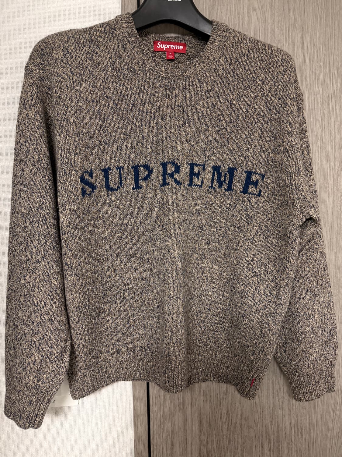 슈프림 콘트라스트 로고 스웨터 상품이미지1