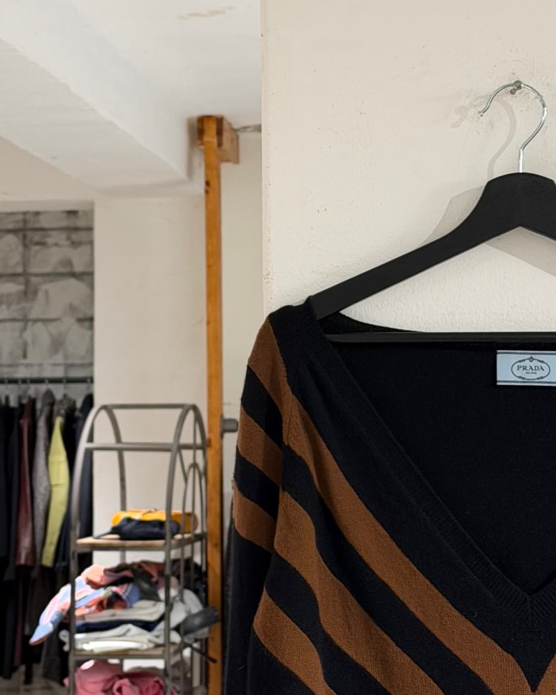 프라다 블랙 14fw 배색 딥 브이넥 니트 상품이미지2