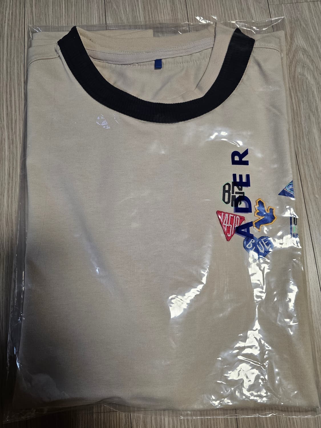 아더에러 배지 반팔티 A2 새상품 판매합니다  상품이미지1