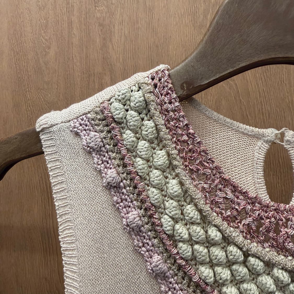 겐조 라운드넥 니트 슬리브리스 원피스 자수 크로셰 키홀 디테일 베이지 상품이미지6