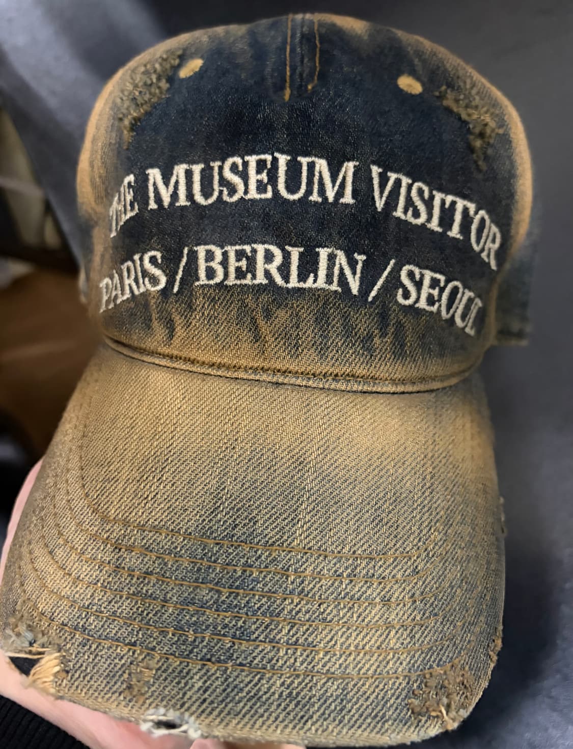 더뮤지엄비지터 워시드 데님 볼캡 옐로우 블루 상품이미지1