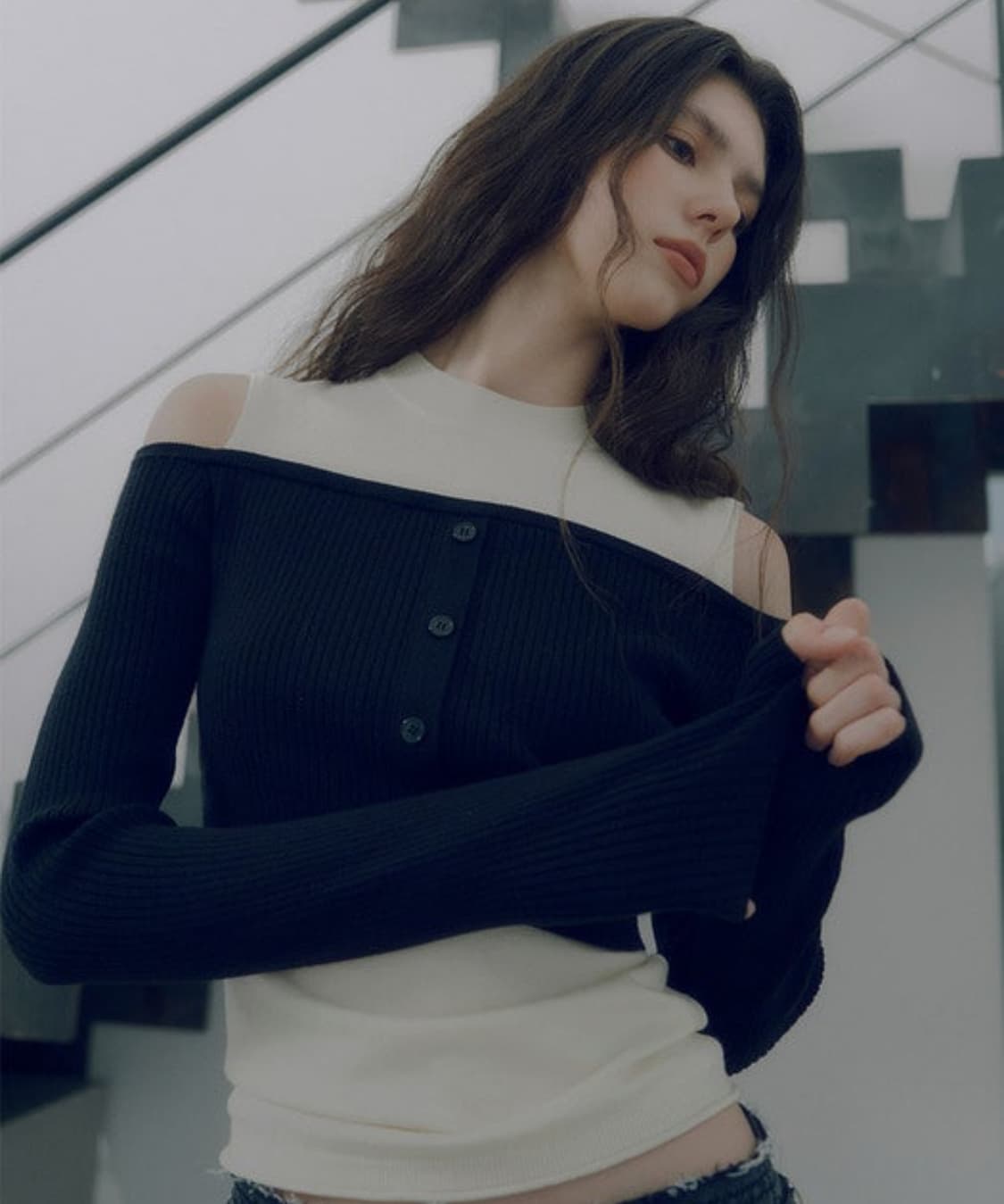 레이브Shoulder Cut-out Knit BLACK 카리나 오프숄더 상품이미지3